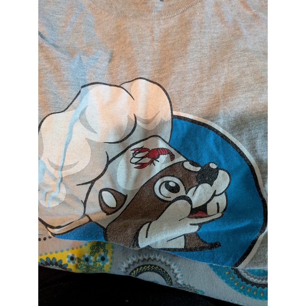 Buc-ees Never Eat Bayou Self Gray Graphic T-Shirt Mens Medium Crawfish Boil Pun